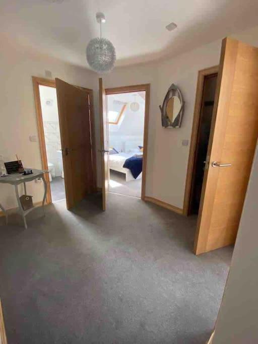 Large, Newly Renovated, Three Bedroom Town Centre Split Level Apartment With Free Parking, Sleeps Seven - Walking Distance To Beach Борнмут Экстерьер фото