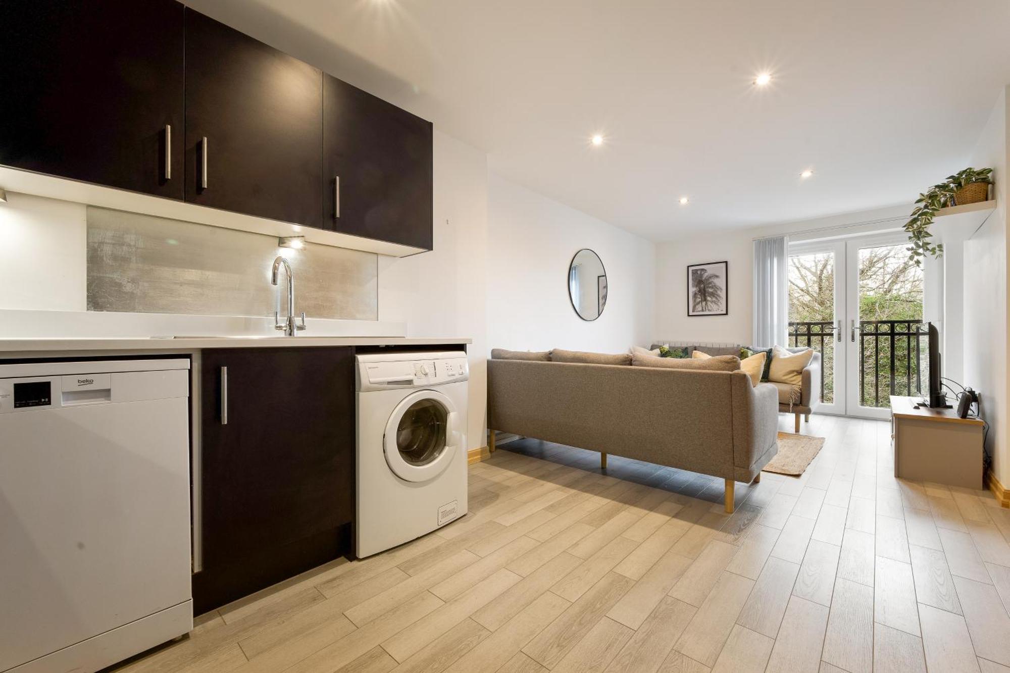 Large, Newly Renovated, Three Bedroom Town Centre Split Level Apartment With Free Parking, Sleeps Seven - Walking Distance To Beach Борнмут Экстерьер фото