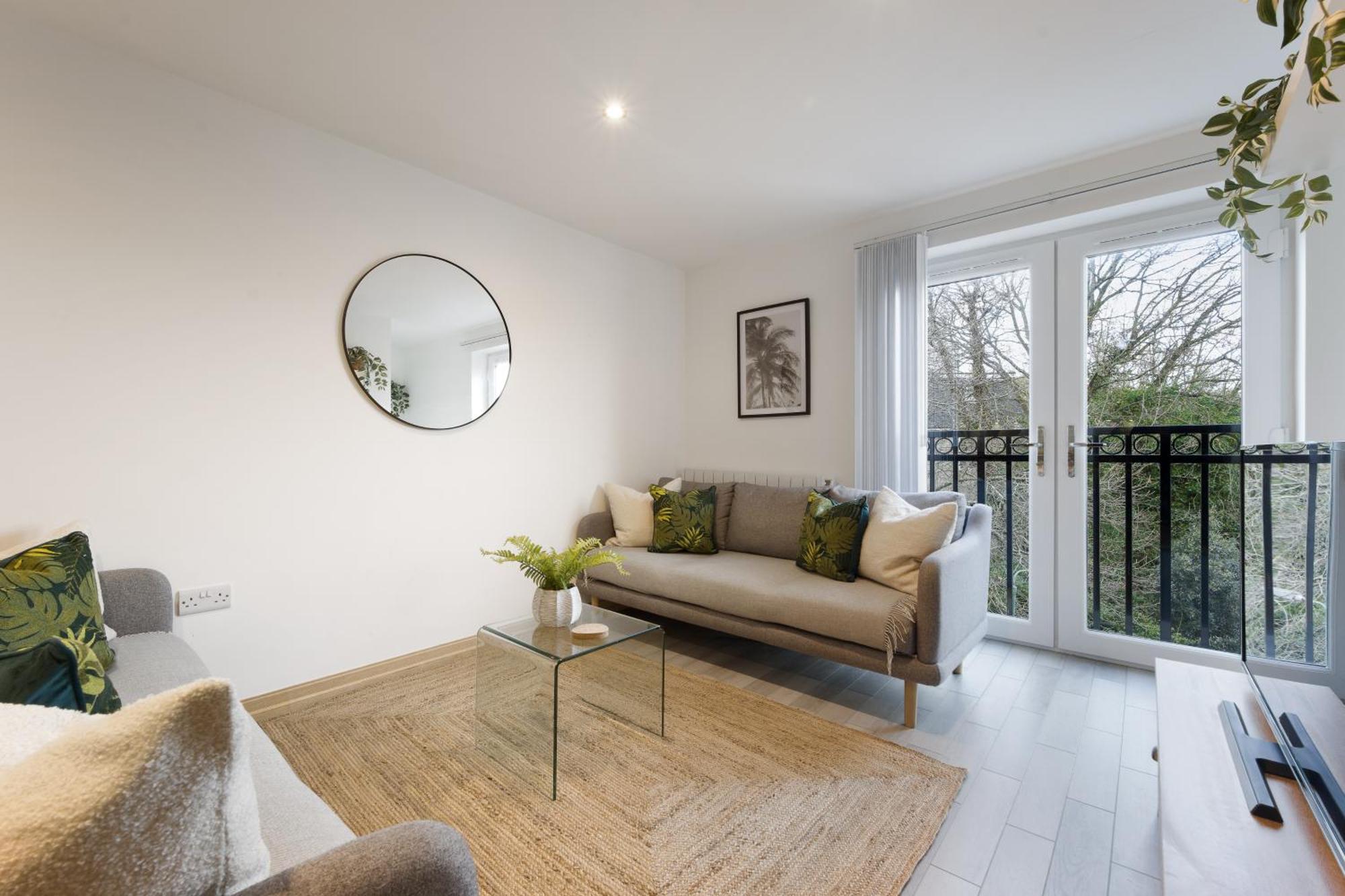 Large, Newly Renovated, Three Bedroom Town Centre Split Level Apartment With Free Parking, Sleeps Seven - Walking Distance To Beach Борнмут Экстерьер фото