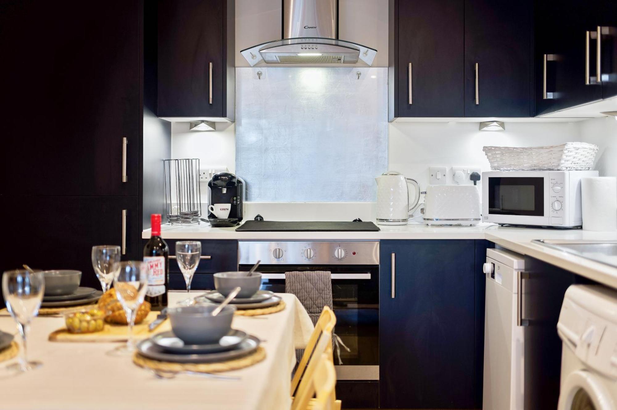 Large, Newly Renovated, Three Bedroom Town Centre Split Level Apartment With Free Parking, Sleeps Seven - Walking Distance To Beach Борнмут Экстерьер фото