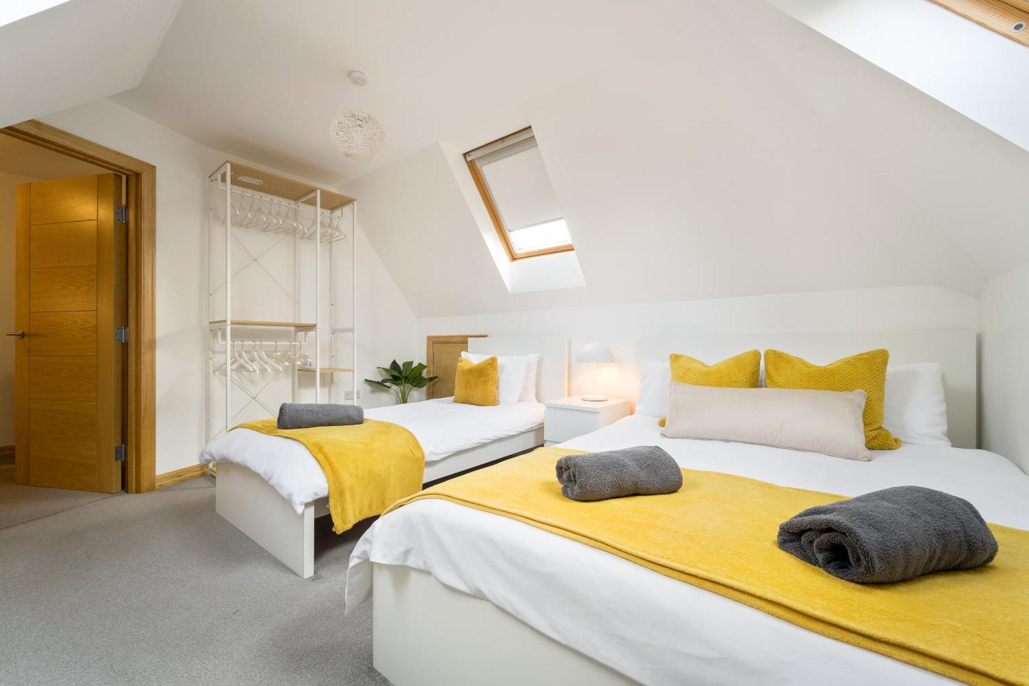 Large, Newly Renovated, Three Bedroom Town Centre Split Level Apartment With Free Parking, Sleeps Seven - Walking Distance To Beach Борнмут Экстерьер фото