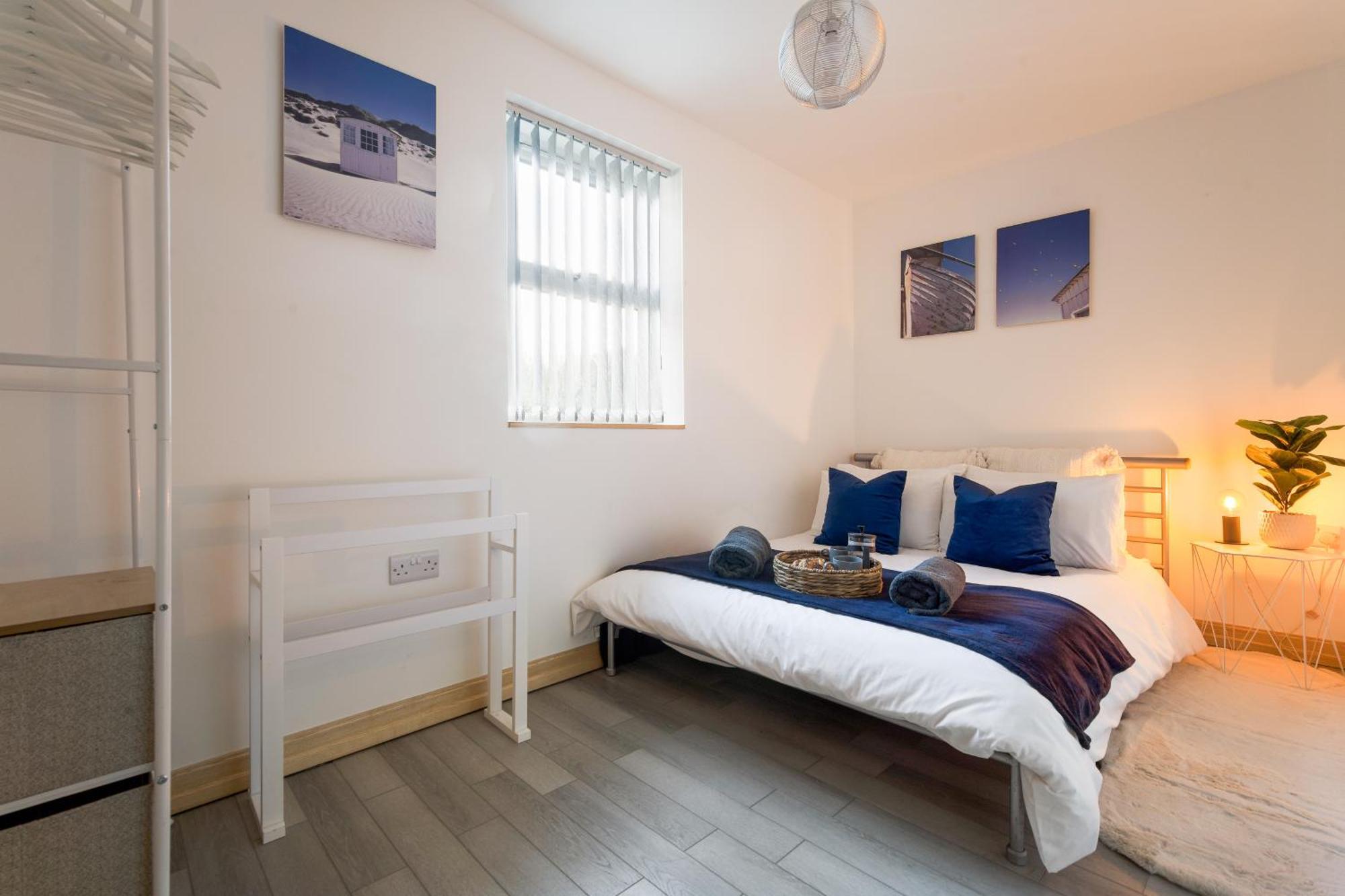 Large, Newly Renovated, Three Bedroom Town Centre Split Level Apartment With Free Parking, Sleeps Seven - Walking Distance To Beach Борнмут Экстерьер фото