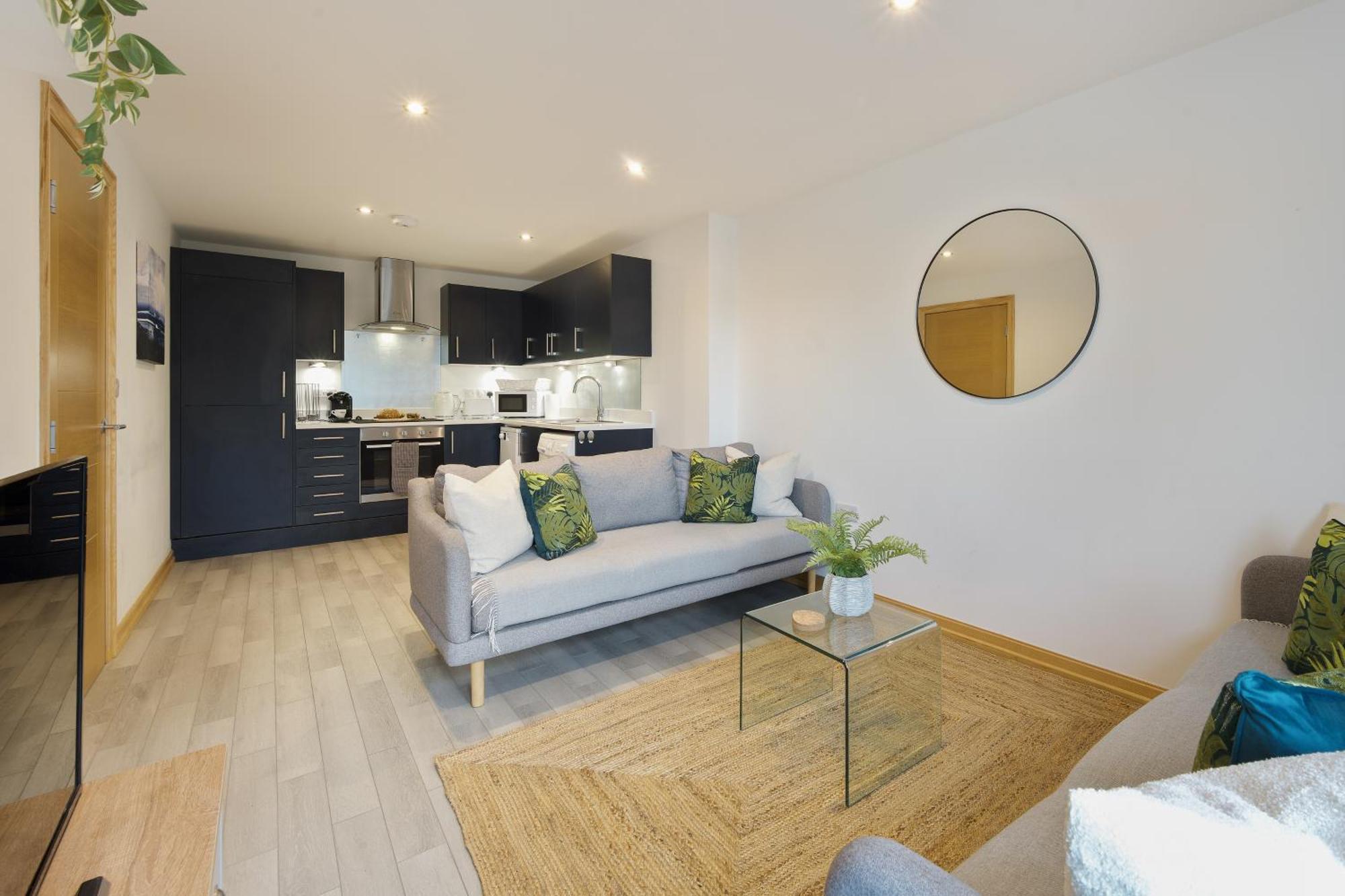 Large, Newly Renovated, Three Bedroom Town Centre Split Level Apartment With Free Parking, Sleeps Seven - Walking Distance To Beach Борнмут Экстерьер фото