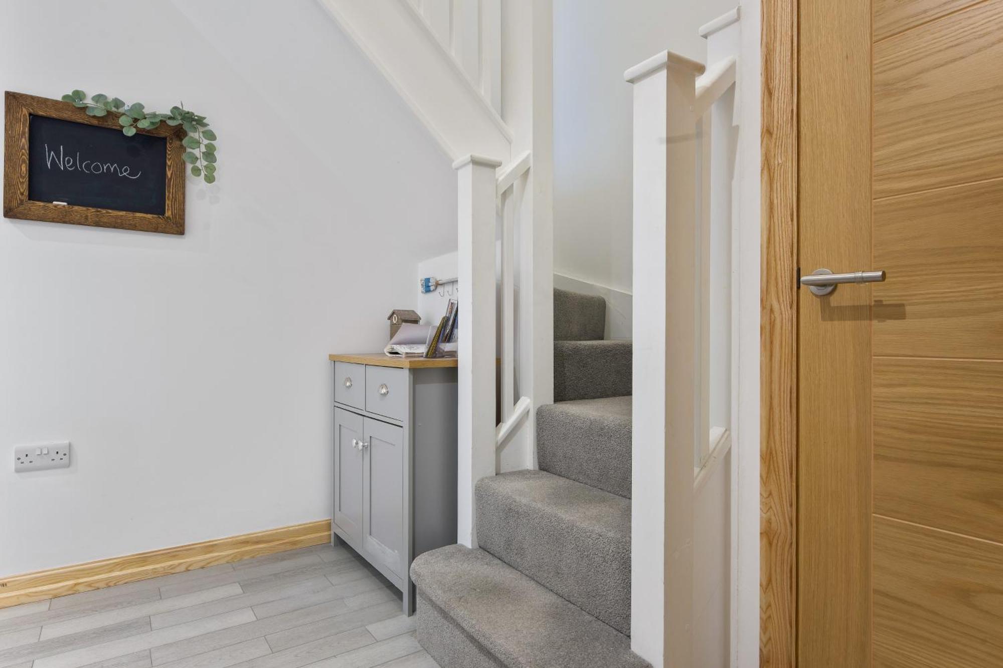 Large, Newly Renovated, Three Bedroom Town Centre Split Level Apartment With Free Parking, Sleeps Seven - Walking Distance To Beach Борнмут Экстерьер фото