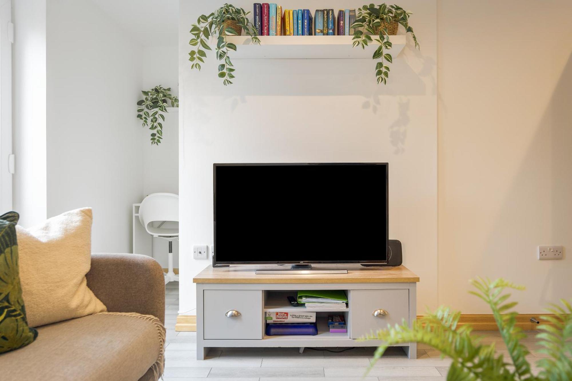 Large, Newly Renovated, Three Bedroom Town Centre Split Level Apartment With Free Parking, Sleeps Seven - Walking Distance To Beach Борнмут Экстерьер фото