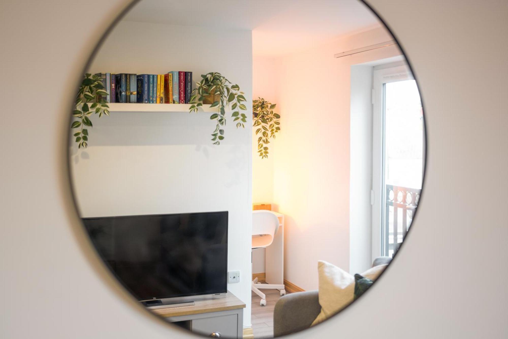 Large, Newly Renovated, Three Bedroom Town Centre Split Level Apartment With Free Parking, Sleeps Seven - Walking Distance To Beach Борнмут Экстерьер фото