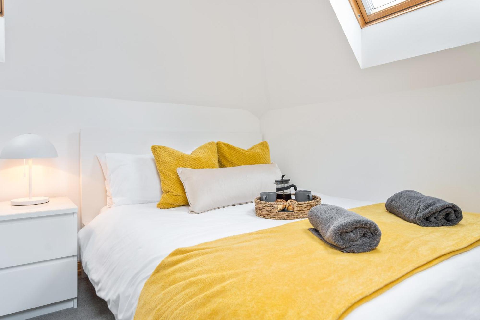 Large, Newly Renovated, Three Bedroom Town Centre Split Level Apartment With Free Parking, Sleeps Seven - Walking Distance To Beach Борнмут Экстерьер фото