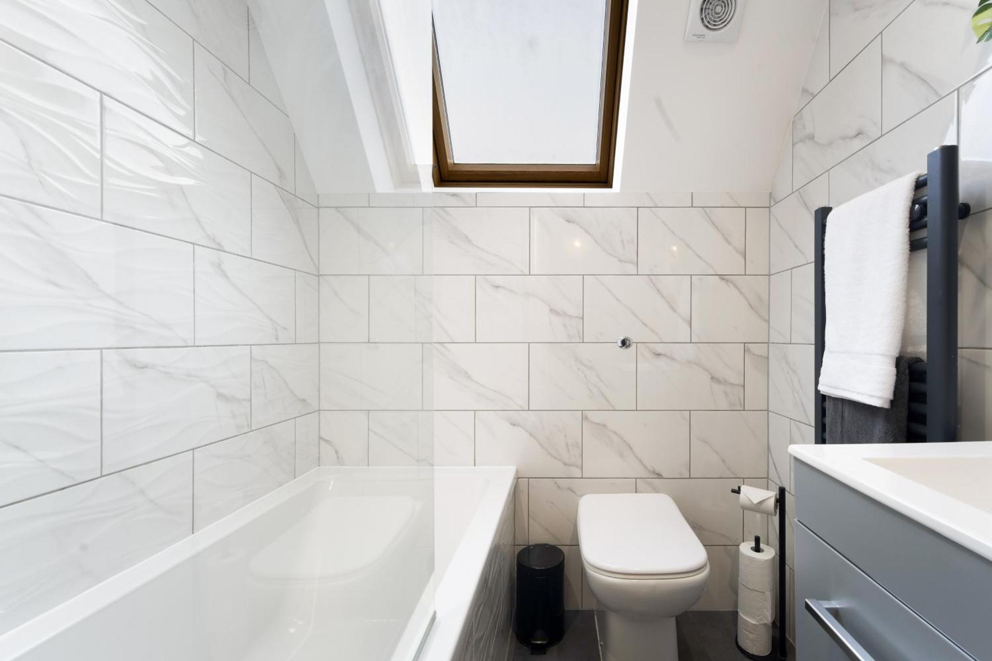 Large, Newly Renovated, Three Bedroom Town Centre Split Level Apartment With Free Parking, Sleeps Seven - Walking Distance To Beach Борнмут Экстерьер фото